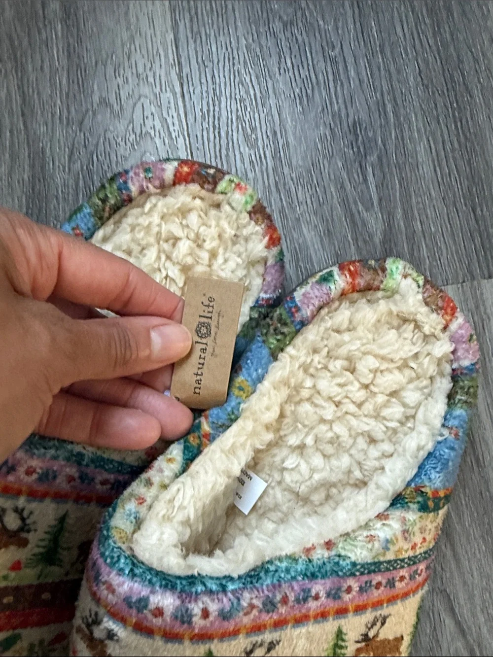 Natural life Cozy Moose Holiday Cabin Pattern Slip-On Slippers - Cream Lining